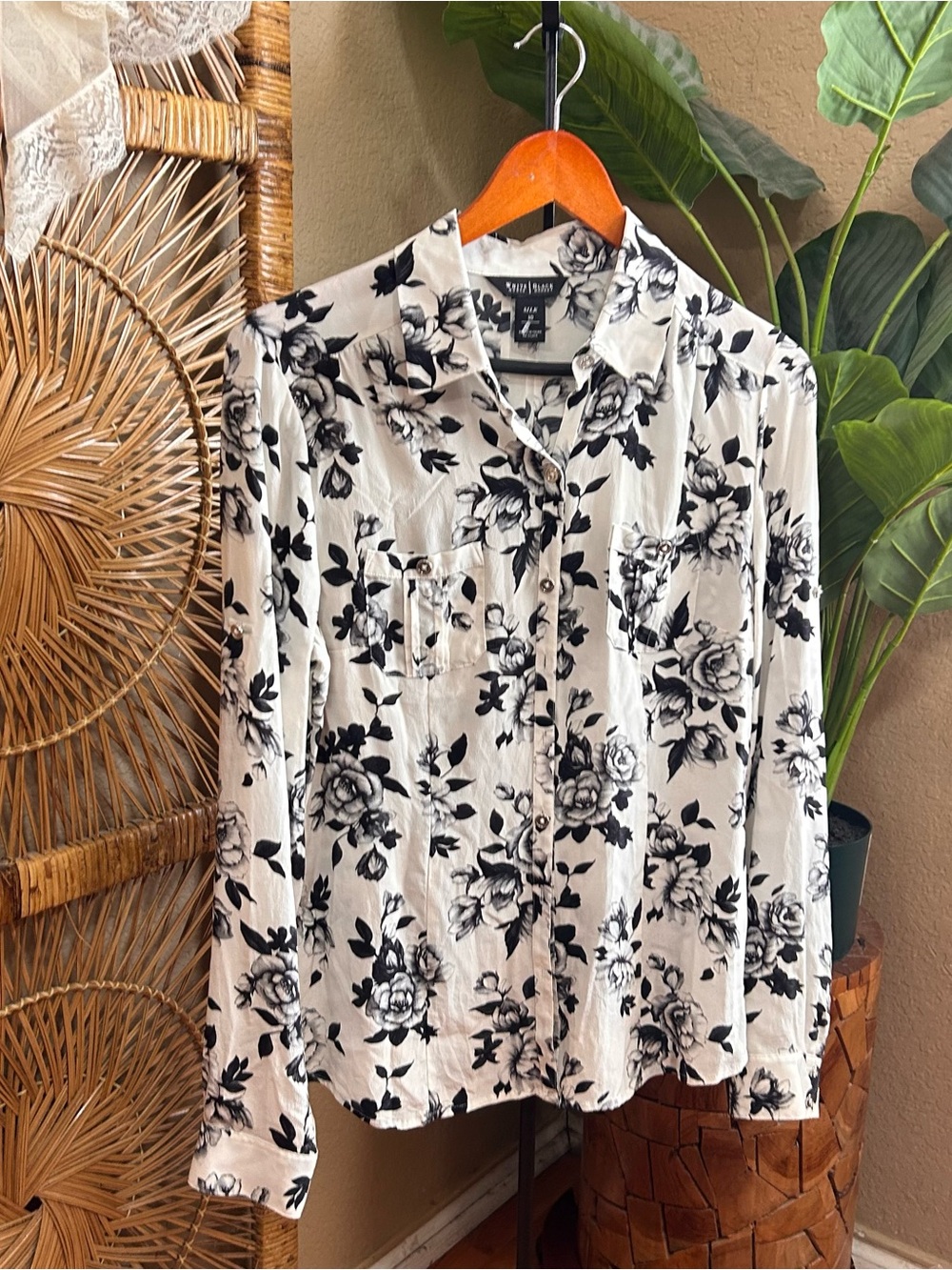 White House Black Market silk blouse size 10 white and black button up - Picture 4 of 7